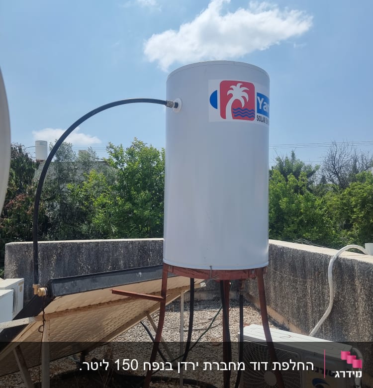 דוד שמש על גג עם צינור מחובר